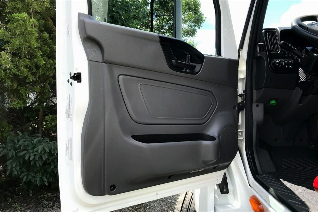 2022 CUM LT625 6×4 Sleeper