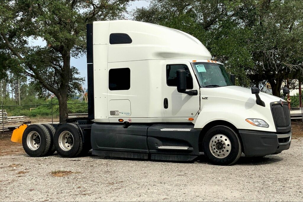 2022 CUM LT625 6×4 Sleeper