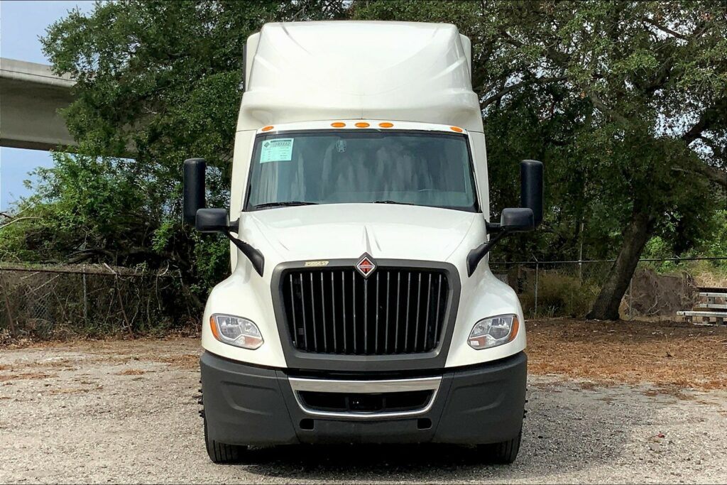 2022 CUM LT625 6×4 Sleeper