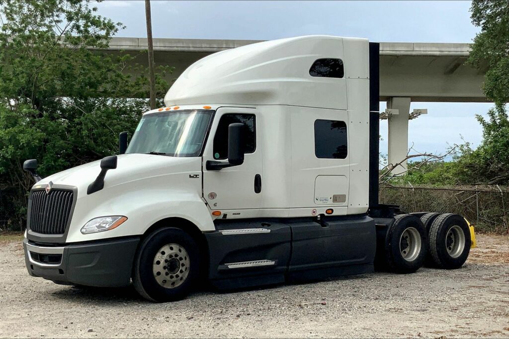 2022 CUM LT625 6×4 Sleeper