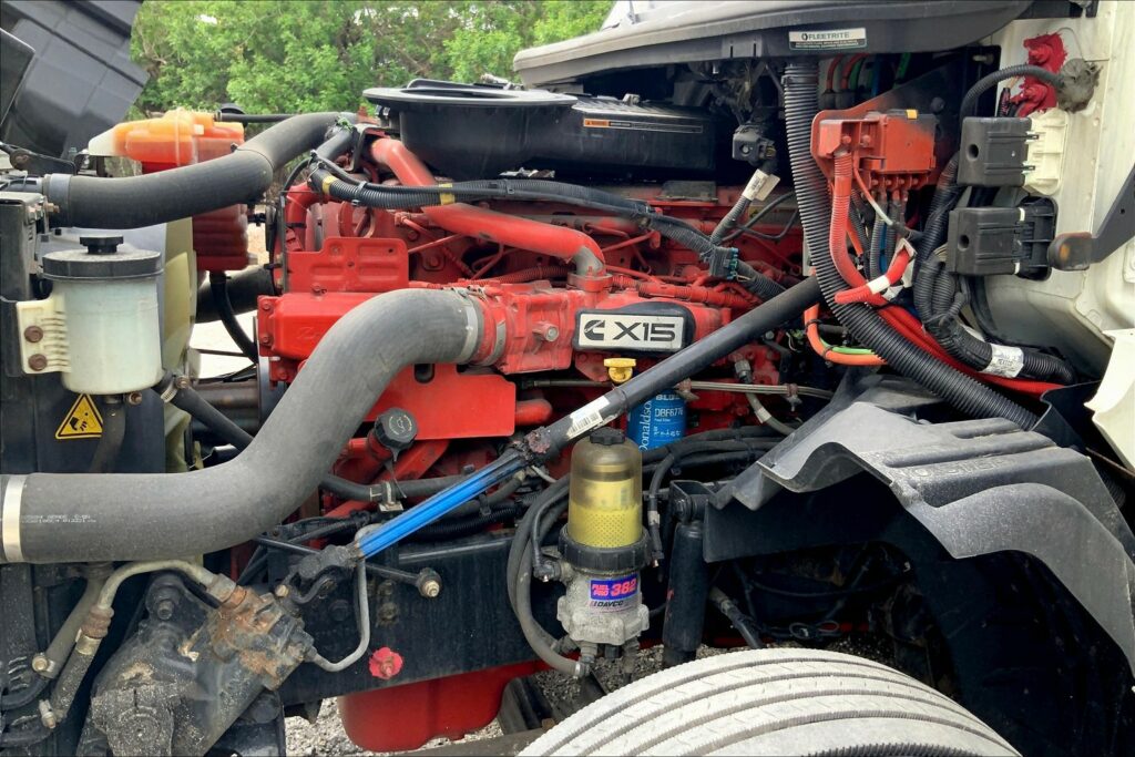 2022 CUM LT625 6×4 Sleeper