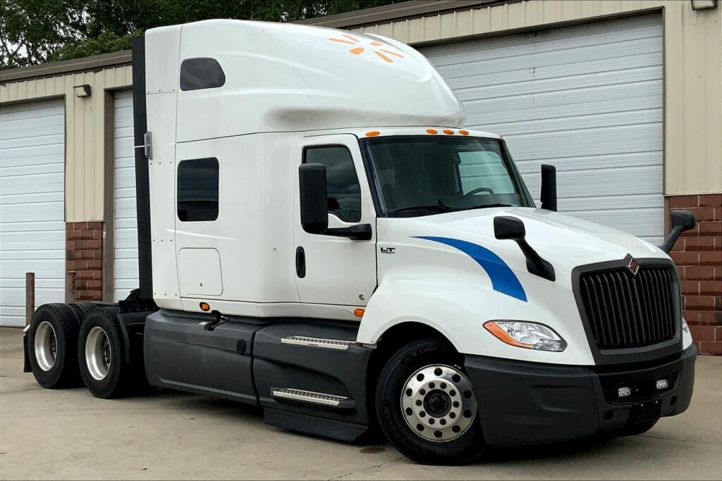 2021 CUM LT625 6×4 Sleeper