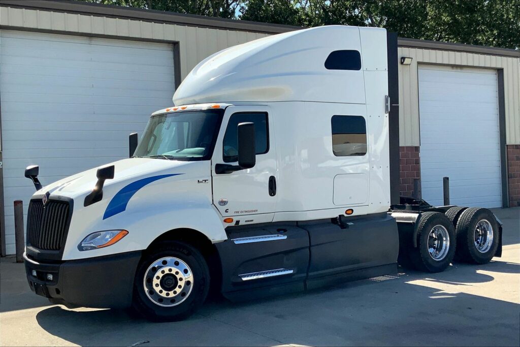 2021 CUM LT625 6×4 Sleeper