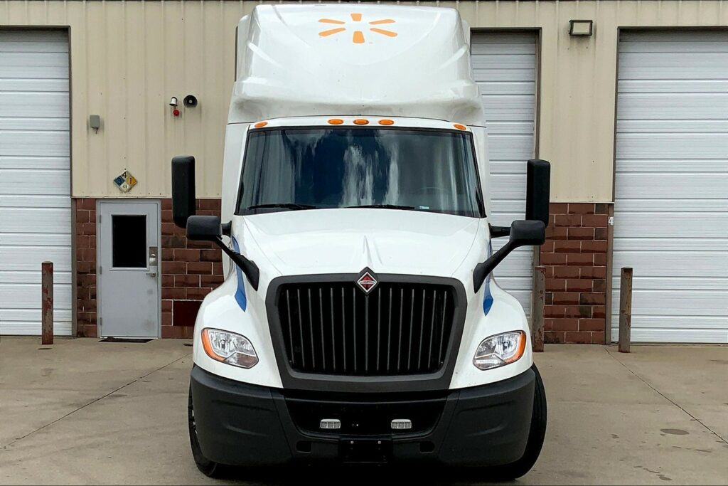 2021 CUM LT625 6×4 Sleeper