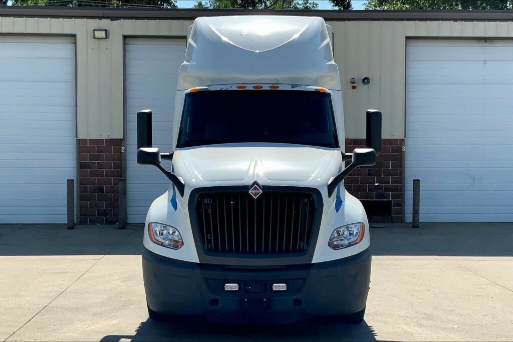 2021 CUM LT625 6×4 Sleeper