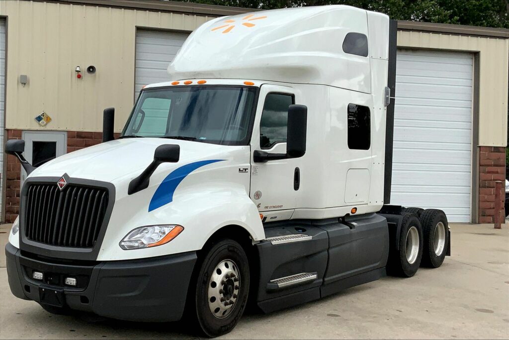 2021 CUM LT625 6×4 Sleeper