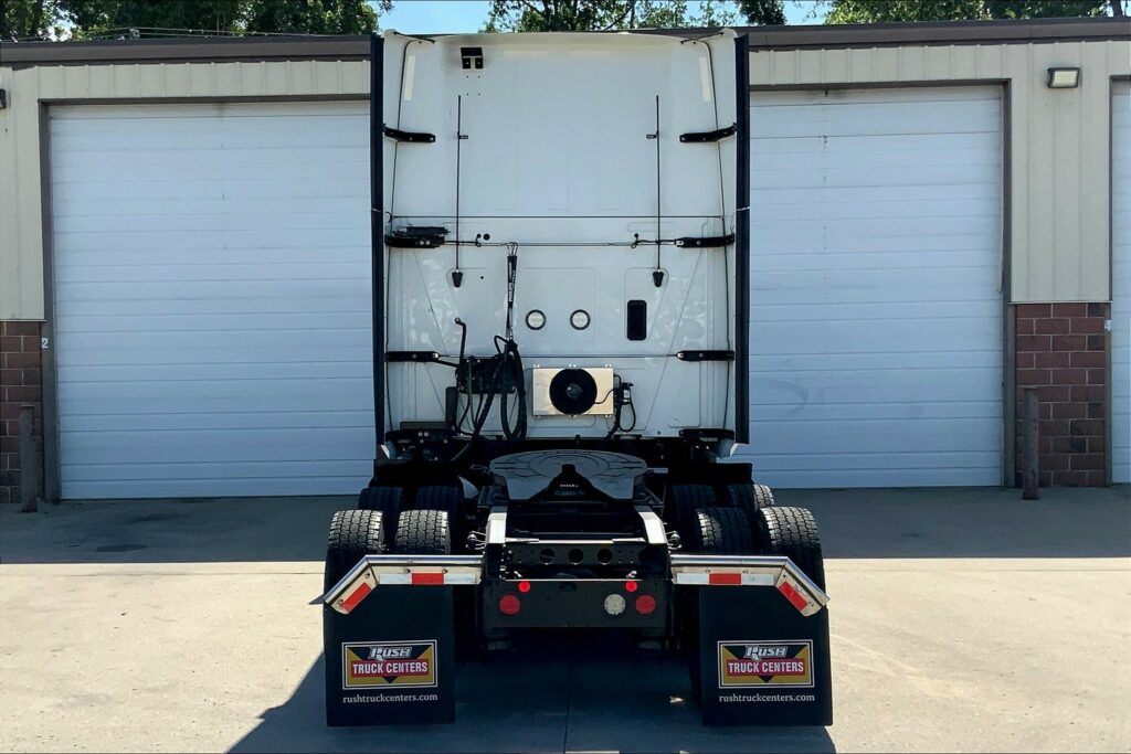 2021 CUM LT625 6×4 Sleeper