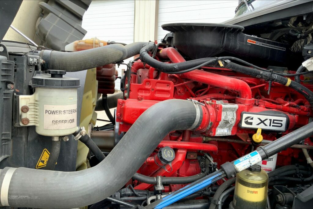 2021 CUM LT625 6×4 Sleeper