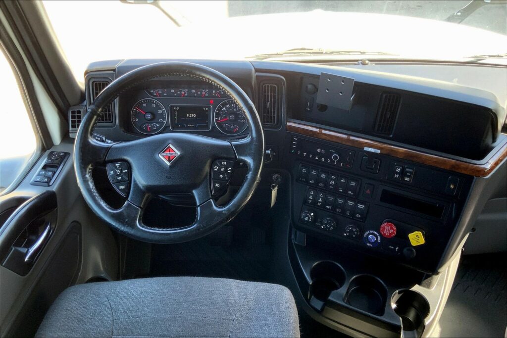 2021 CUM LT625 6×4 Sleeper