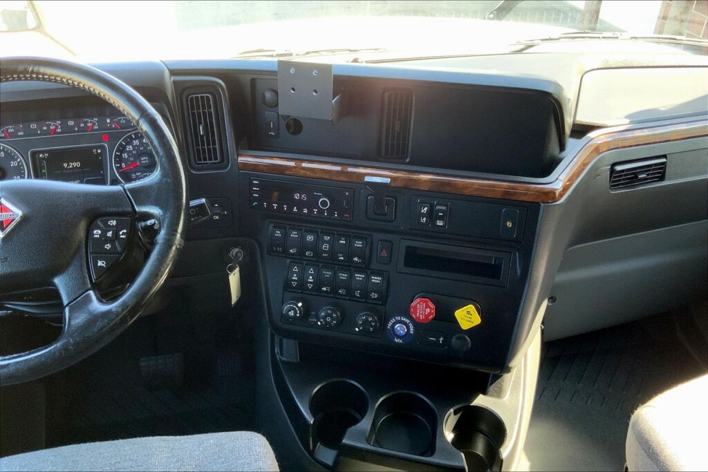 2021 CUM LT625 6×4 Sleeper