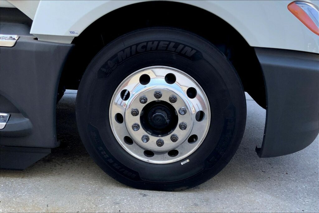 2021 CUM LT625 6×4 Sleeper