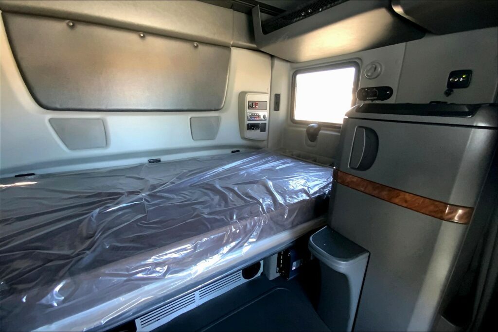 2021 CUM LT625 6×4 Sleeper