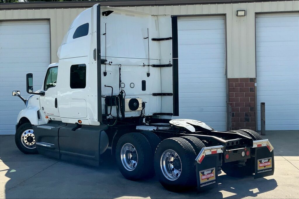 2021 CUM LT625 6×4 Sleeper