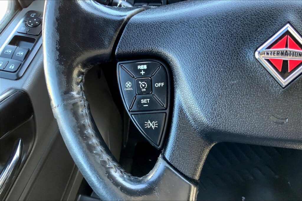 2021 CUM LT625 6×4 Sleeper