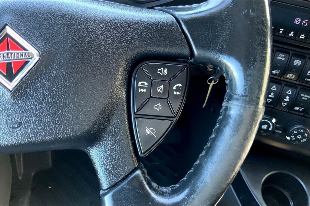 2021 CUM LT625 6×4 Sleeper