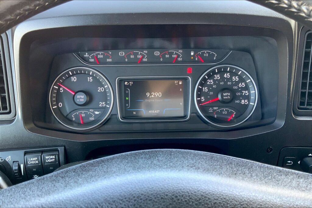 2021 CUM LT625 6×4 Sleeper