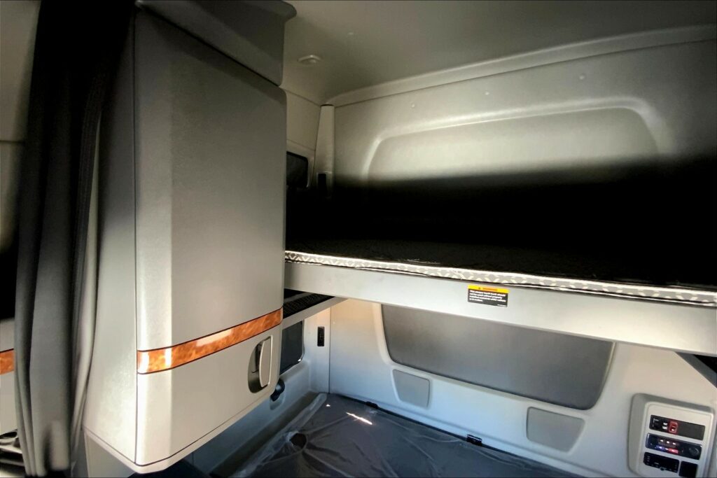 2021 CUM LT625 6×4 Sleeper