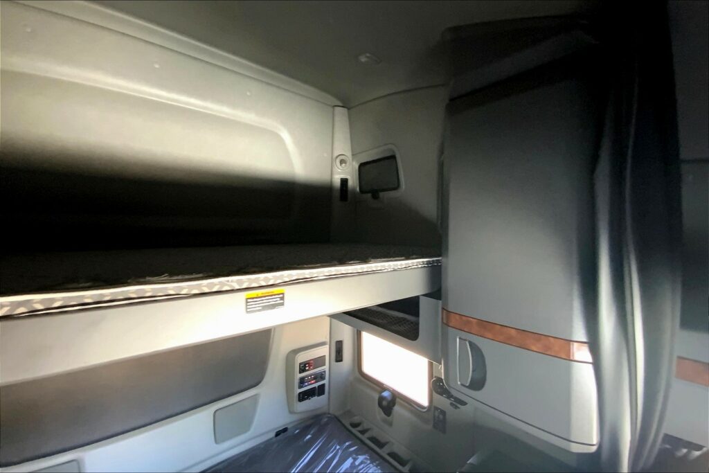 2021 CUM LT625 6×4 Sleeper