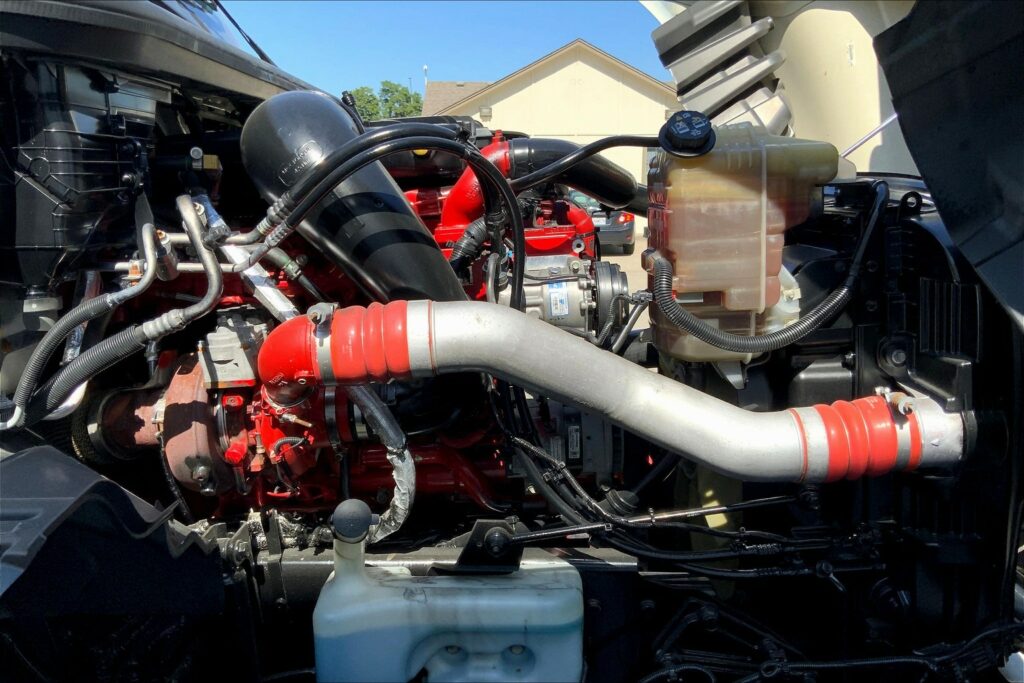 2021 CUM LT625 6×4 Sleeper