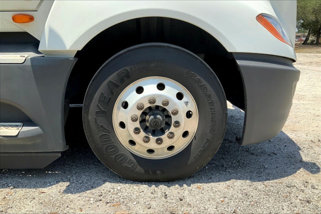 2021 CUM LT625 6×4 Sleeper