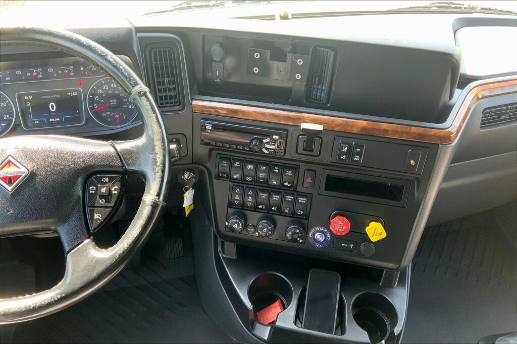 2021 CUM LT625 6×4 Sleeper