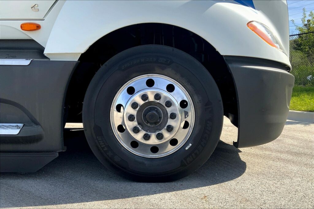 2021 CUM LT625 6×4 Sleeper