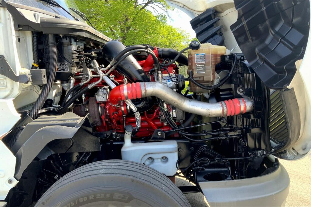 2021 CUM LT625 6×4 Sleeper