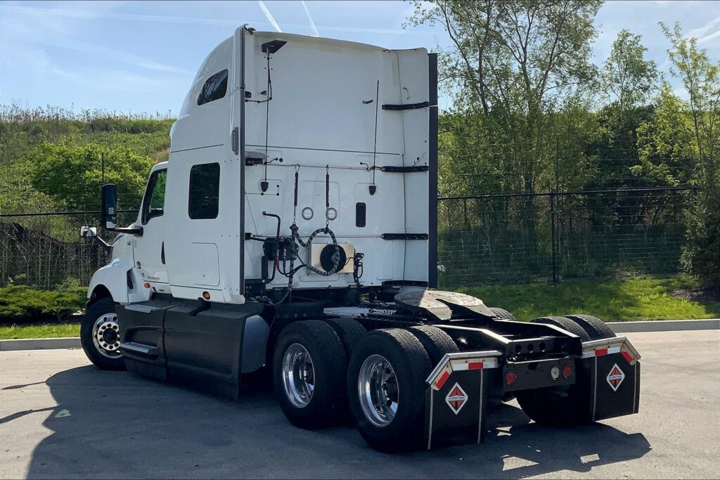 2021 CUM LT625 6×4 Sleeper