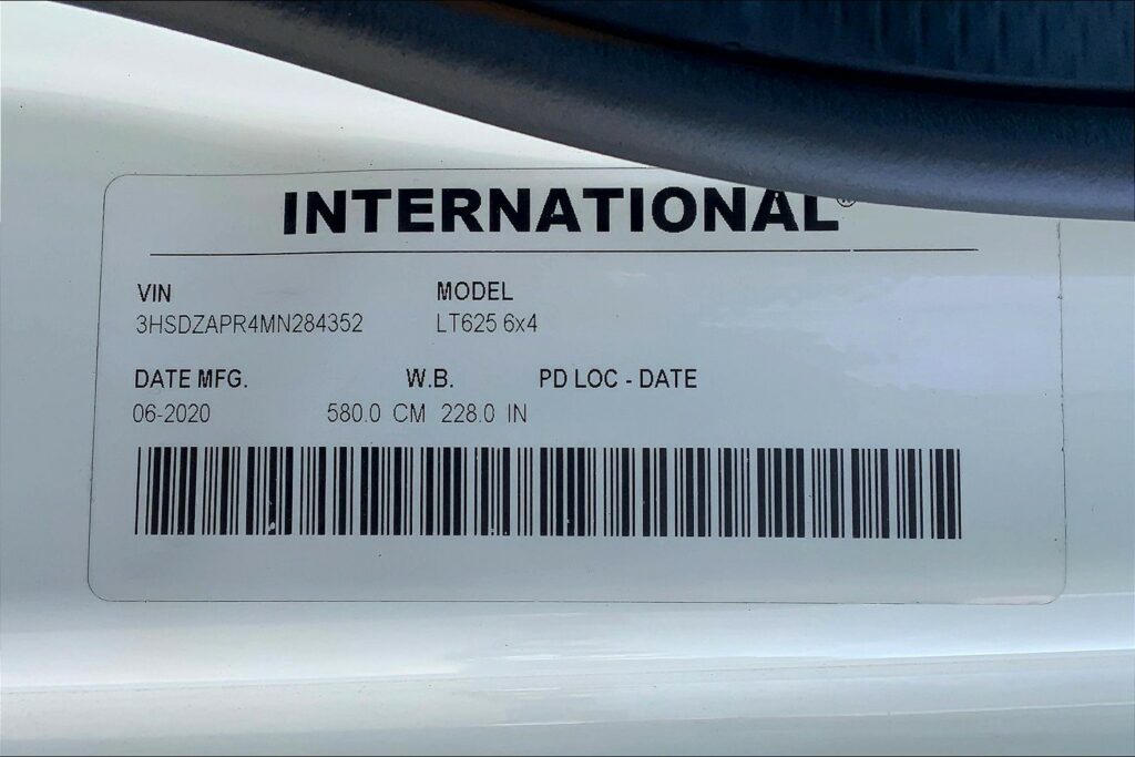 2021 CUM LT625 6×4 Sleeper