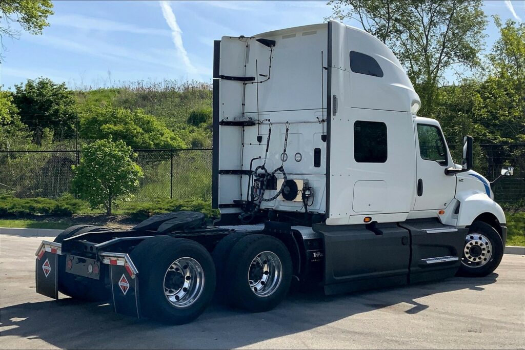 2021 CUM LT625 6×4 Sleeper
