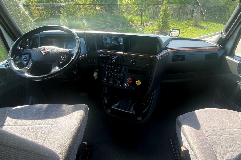 2021 CUM LT625 6×4 Sleeper