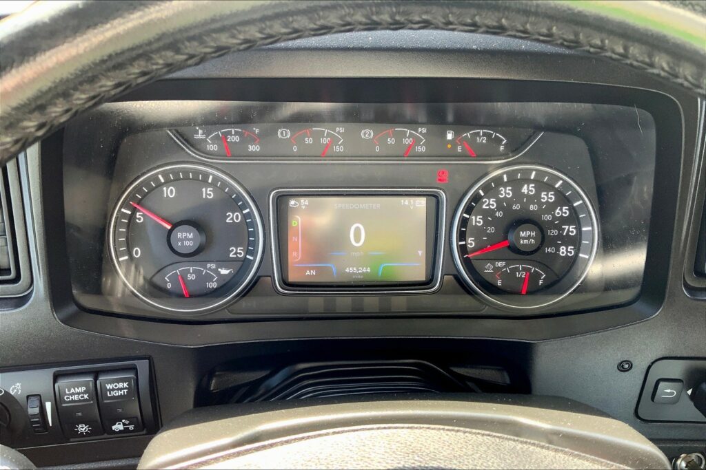 2021 CUM LT625 6×4 Sleeper