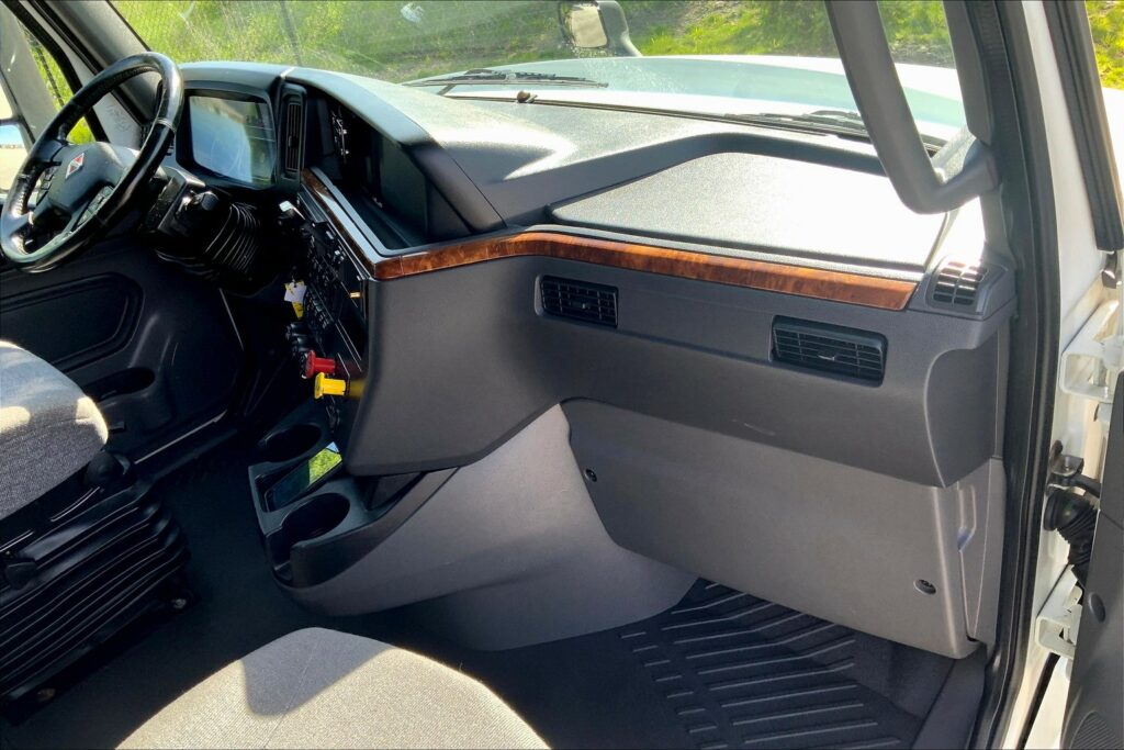 2021 CUM LT625 6×4 Sleeper