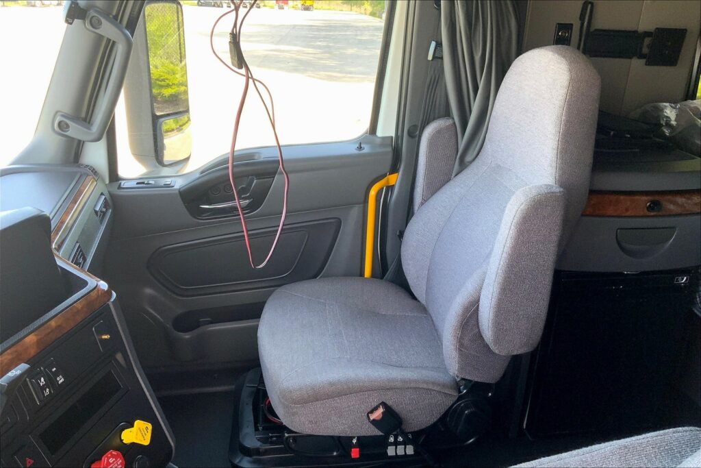 2021 CUM LT625 6×4 Sleeper