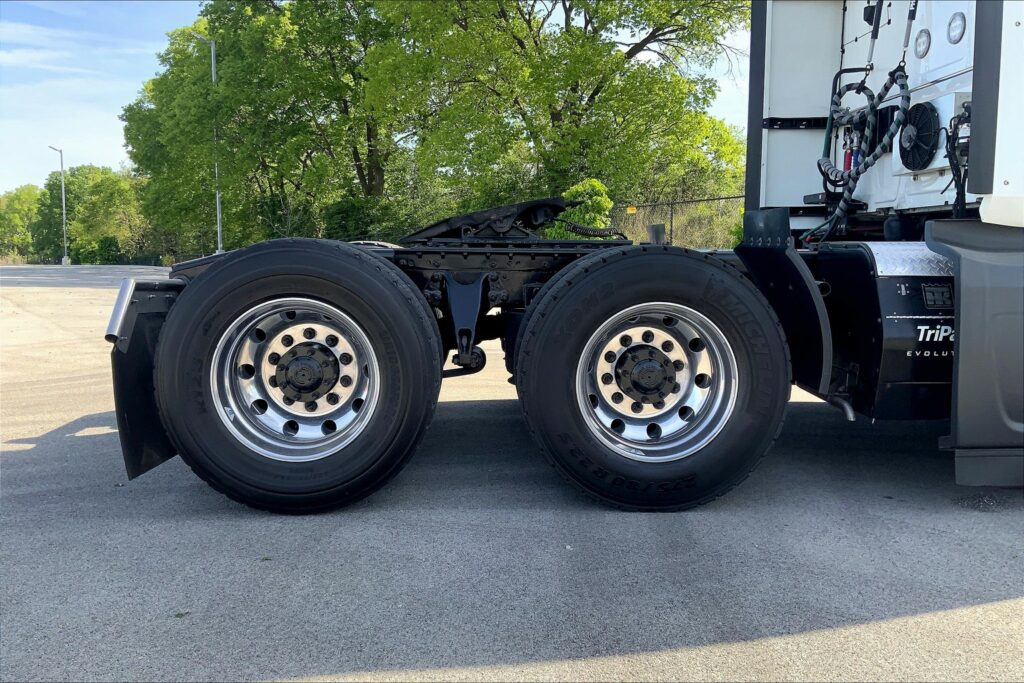 2021 CUM LT625 6×4 Sleeper