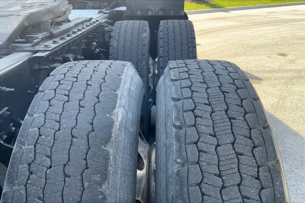 2021 CUM LT625 6×4 Sleeper