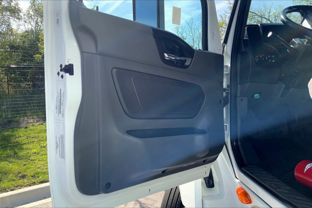 2021 CUM LT625 6×4 Sleeper