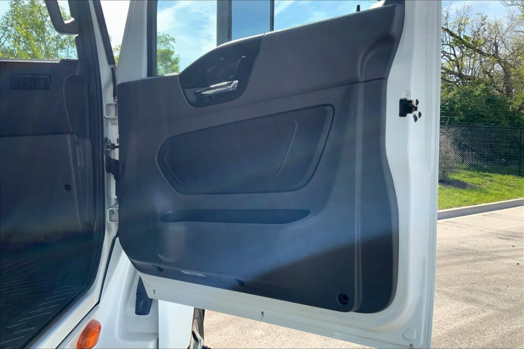 2021 CUM LT625 6×4 Sleeper