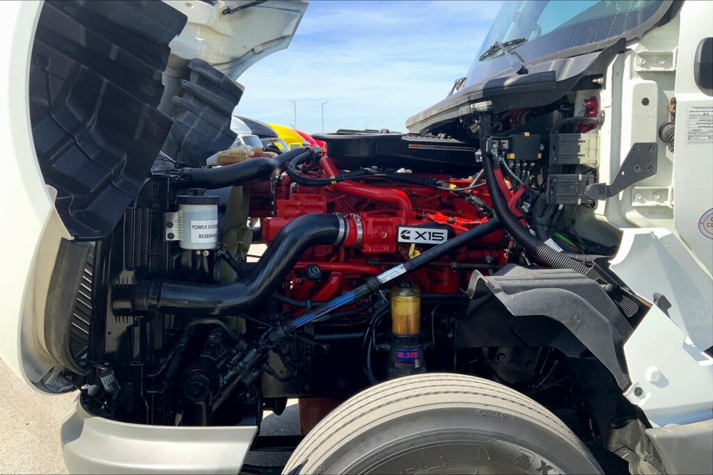 2021 CUM LT625 6×4 Sleeper