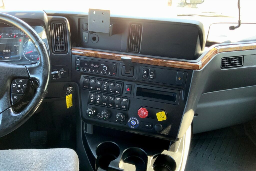 2021 CUM LT625 6×4 Sleeper