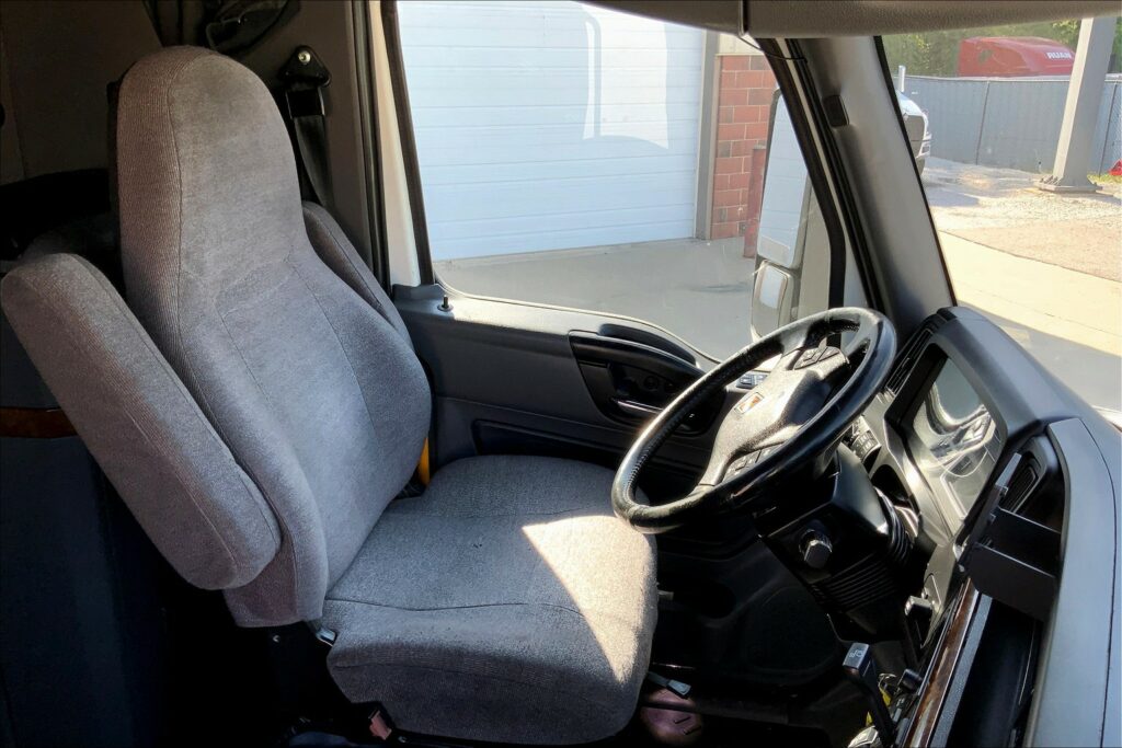 2021 CUM LT625 6×4 Sleeper