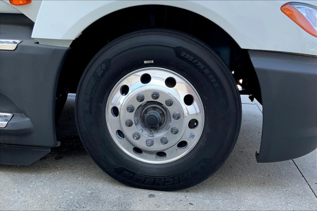 2021 CUM LT625 6×4 Sleeper