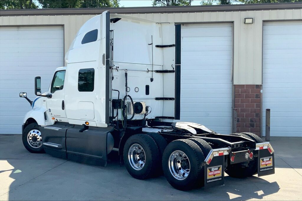 2021 CUM LT625 6×4 Sleeper