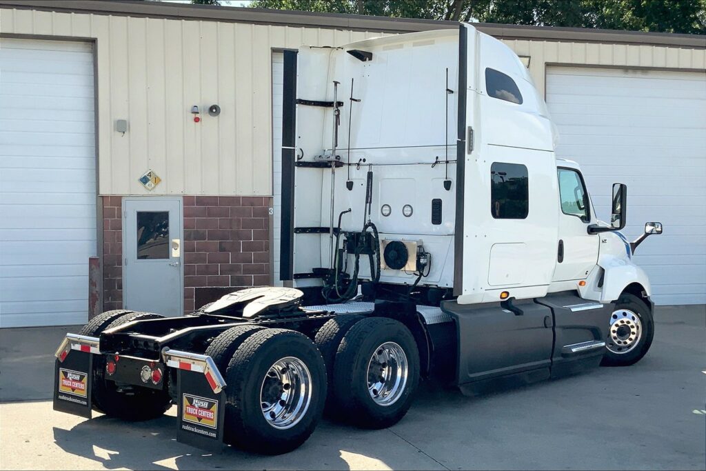 2021 CUM LT625 6×4 Sleeper