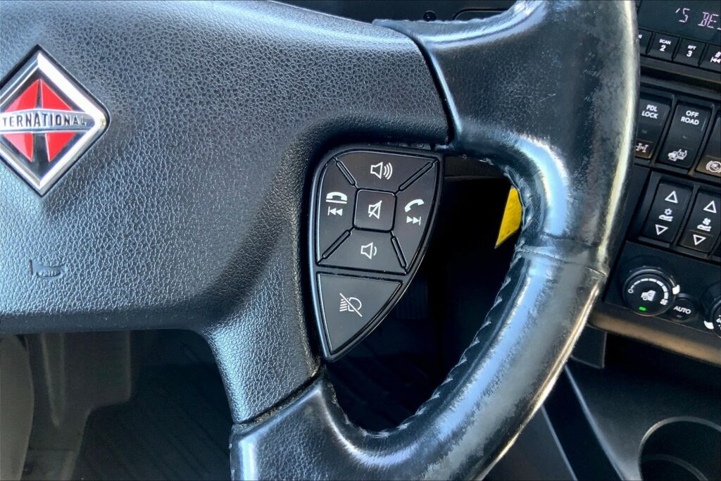 2021 CUM LT625 6×4 Sleeper