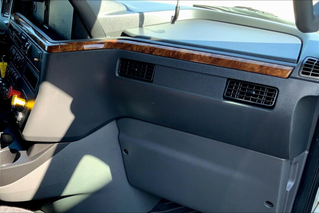 2021 CUM LT625 6×4 Sleeper