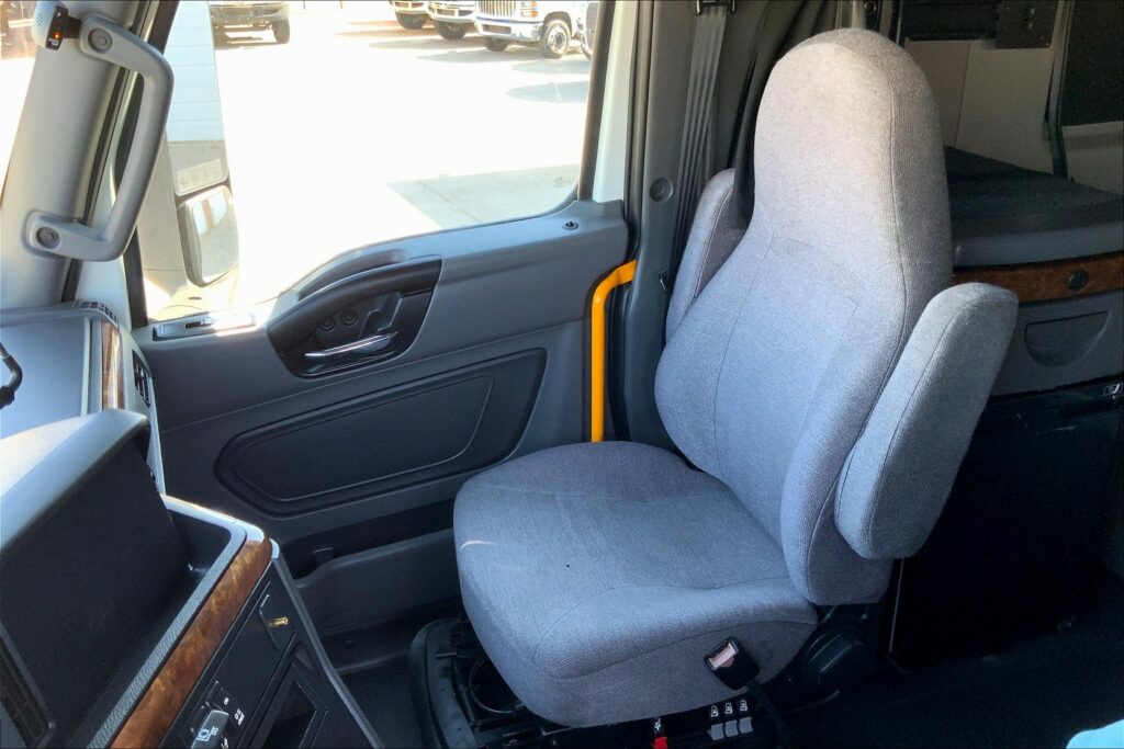 2021 CUM LT625 6×4 Sleeper