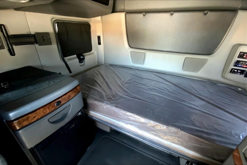 2021 CUM LT625 6×4 Sleeper