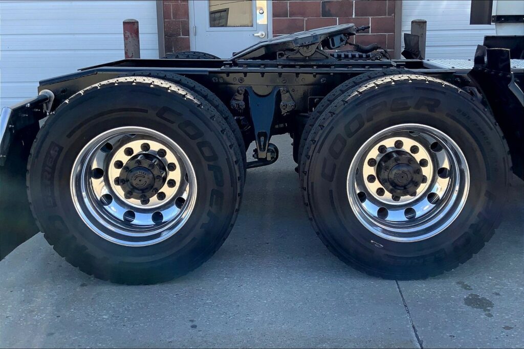 2021 CUM LT625 6×4 Sleeper