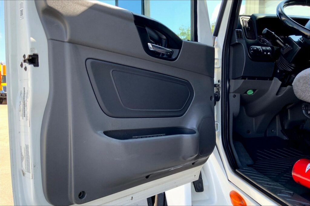 2021 CUM LT625 6×4 Sleeper